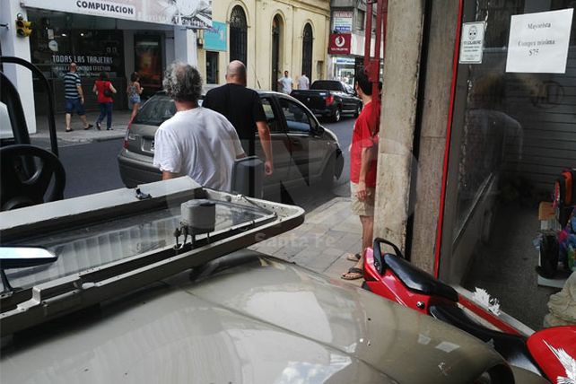 Un auto casi ingresa al interior de un negocio en pleno centro santafesino