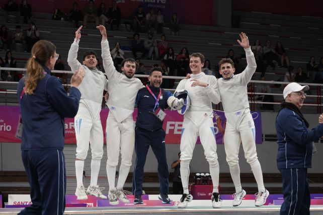 La alegría no es solo brasileña. El equipo argentino de sable festeja el oro.