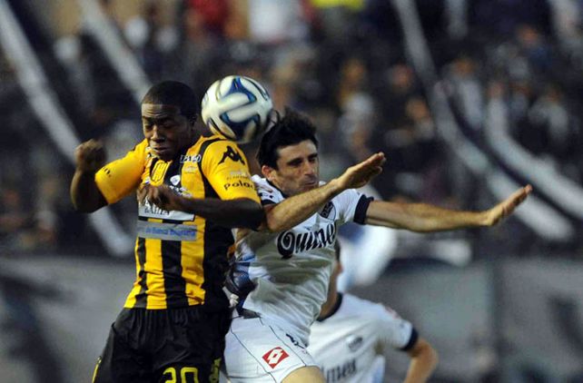 Revelación. El colombiano José Adolfo Valencia anotó siete de los 18 goles que marcó Olimpo en el certamen.