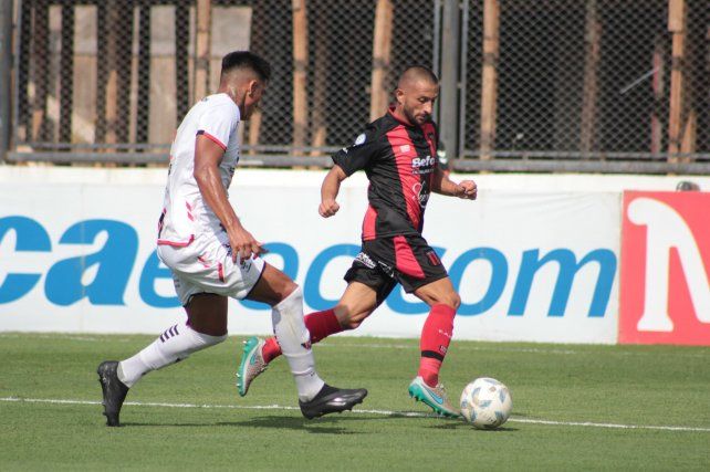 Defensores de Belgrano aplastó a Chacarita y le metió presión a Colón