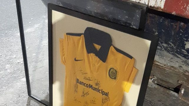 La camiseta de Central con la firmas de los jugadores del plantel de 2016/17 hallada junto a un volquete en barrio Echesortu.&nbsp;
