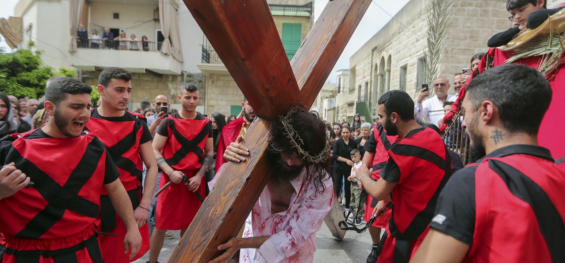 Un libanés lleva una cruz mientras desempeña el papel de Jesús durante una recreación de los sufrimientos de Jesucristo como parte de los rituales del Viernes Santo, en Quraye, cerca de la ciudad portuaria sureña de Sidón, Líbano, el viernes 29 de marzo de 2024. (Foto AP/ Mohamed Zaatari) Un libanés lleva una cruz mientras desempeña el papel de Jesús durante una recreación de los sufrimientos de Jesucristo como parte de los rituales del Viernes Santo, en Quraye, cerca de la ciudad portuaria sureña de Sidón, Líbano, el viernes 29 de marzo de 2024. (Foto AP/ Mohamed Zaatari)