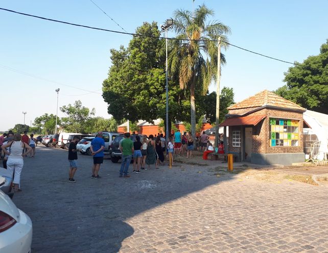 Largas filas en la primera jornada de testeos por la tarde en la Estación Belgrano