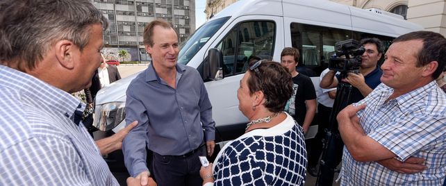 El gobernador en la puerta de la Casa de Gobierno de Entre Ríos. Foto prensa gobernación.&nbsp;