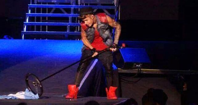 Justin Bieber apareció en un video pisoteando la bandera argentina