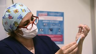 Covid: insisten con la vacunación a niños desde los 6 meses frente al fuerte aumento de casos