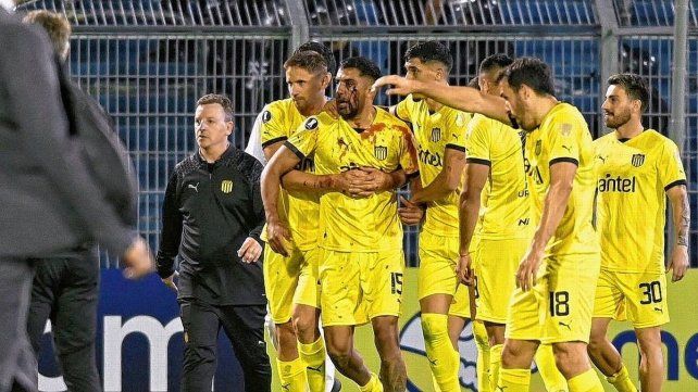 Conmebol abrió un expediente disciplinario por la agresión de los hinchas de Rosario Central a un jugador de Peñarol.