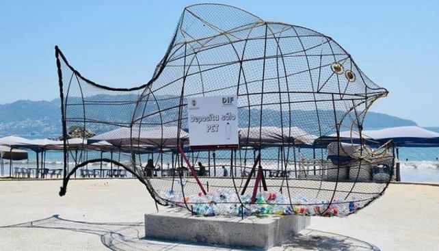 Instalan peces gigantes en playas mexicanas para recolectar plástico