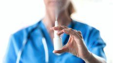 El spray se aplica en las fosas nasales. El fármaco ya se usa hace años contra el resfrío común y la gripe estacional. El spray se aplica en las fosas nasales. El fármaco ya se usa hace años contra el resfrío común y la gripe estacional.