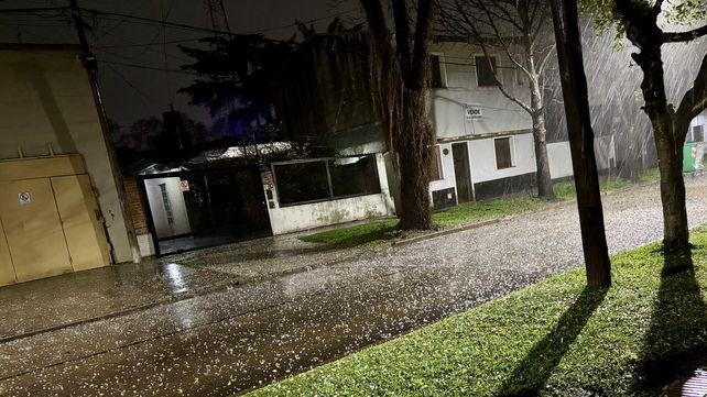 Las pequeñas piedras caídas este lunes marcaron el final de la tormenta de Santa Rosa.