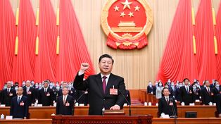 En la foto distribuida por la agencia oficial Xinhua el presidente jura luego de ser votado por unanimidad.