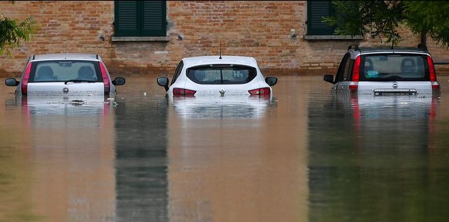 Coches inundados en una calle de Cesena.