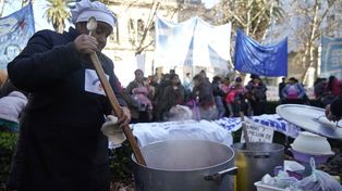 Numerosas organizaciones sociales movilizaron frente a Tribunales Federales para pedir por Pan, abrigo y trabajo.