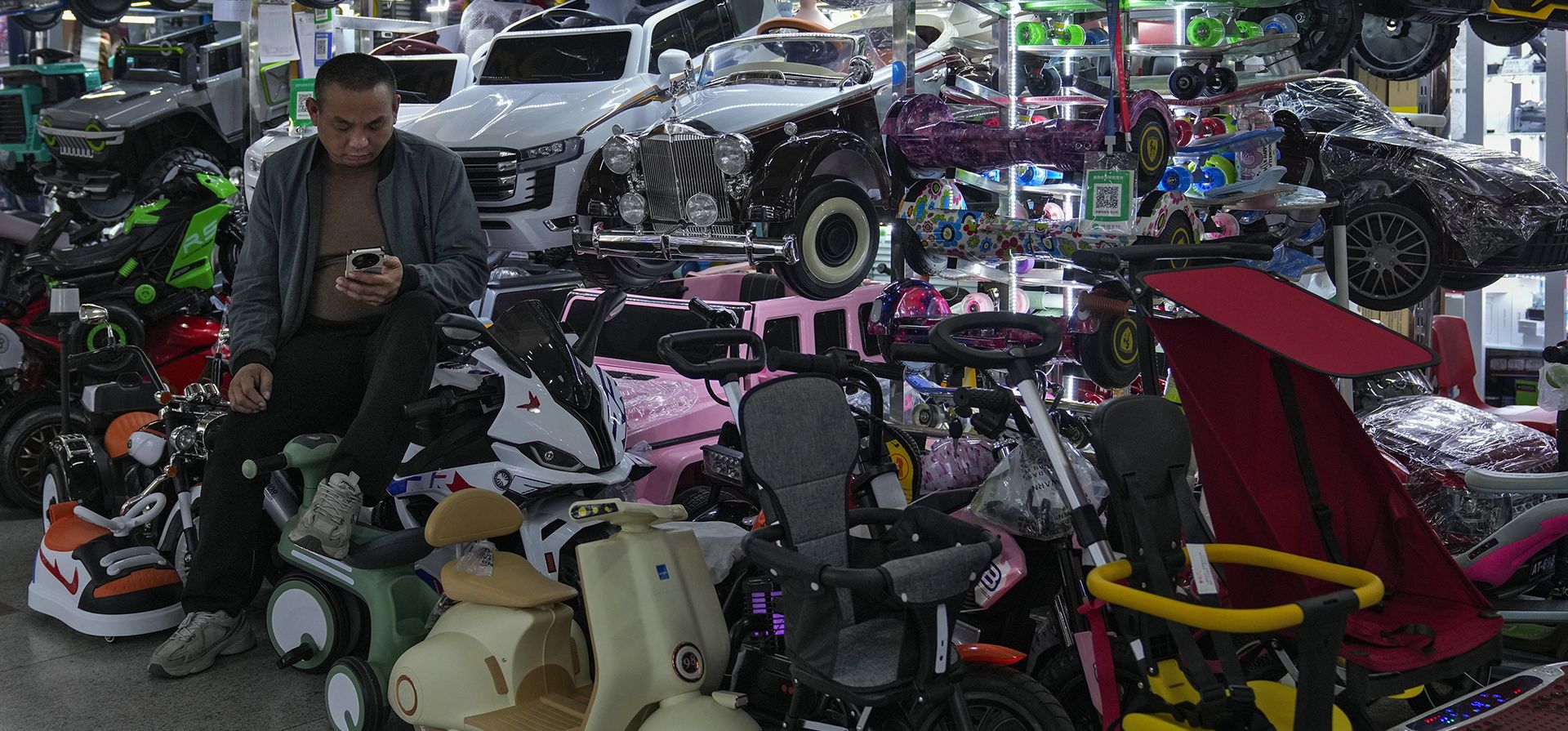 Un vendedor espera a los clientes en su tienda de autos de juguete eléctricos en el mercado mayorista de Yiwu, en Yiwu, provincia de Zhejiang, en el este de China, el 8 de noviembre de 2024. (Foto AP/Andy Wong) Un vendedor espera a los clientes en su tienda de autos de juguete eléctricos en el mercado mayorista de Yiwu, en Yiwu, provincia de Zhejiang, en el este de China, el 8 de noviembre de 2024. (Foto AP/Andy Wong)