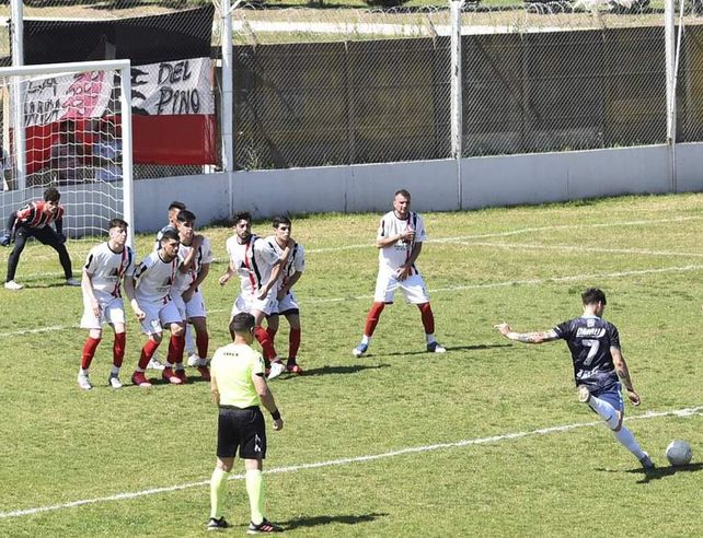 Buena pegada. &nbsp;Tiro libre de Argentino (Las Parejas) ante Adeo.
