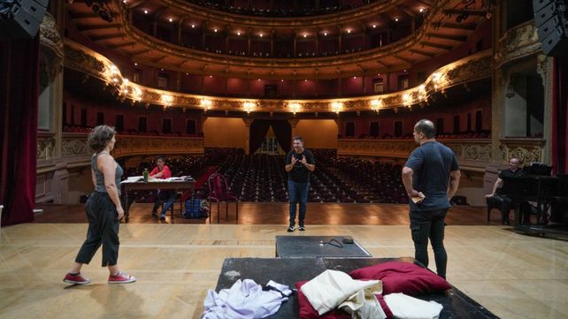 El director de escena Sebastián Núñez trabaja con los intérpretes en la puesta de Las bodas de Fígaro en el Teatro El Círculo