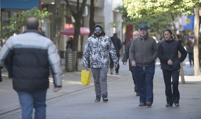 Este viernes será un día con mucha humedad y por la tarde el frío no se hará sentir tanto. A la noche podrían llegar algunos chaparrones.&nbsp;