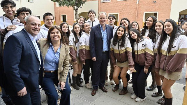 Bordet dio una charla a estudiantes sobre los 40 años de la democracia