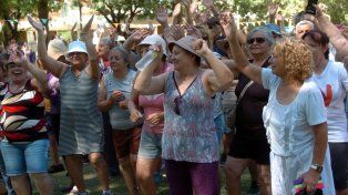 La vacunación itinerante de la Municipalidad de Santa Fe está en las colonias de verano de adultos mayores