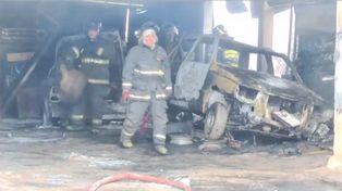 Personal de Bomberos Zapadores combatió un incendio en un taller mecánico, chapería y pintura de Empalme Graneros.