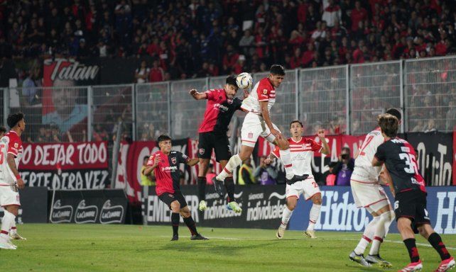 Luciano Lollo gana de arriba en el juego aéreo. El central leproso fue el autor del empate que aplacó un poquito los ánimos.