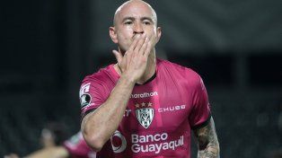 El ex Newells Carlos González anotó tres goles de cabeza para Independiente del Valle ante Libertad.