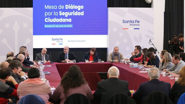 El gobernador Omar Perotti encabezó la primera reunión de la Mesa de Diálogo por la Seguridad Ciudadana