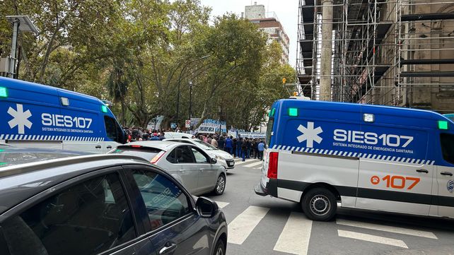 Ambulancias del Sies para cortar calles. El intendente anunció que abrió un sumario y que denunciará penalmente a los dirigentes sindicales. 