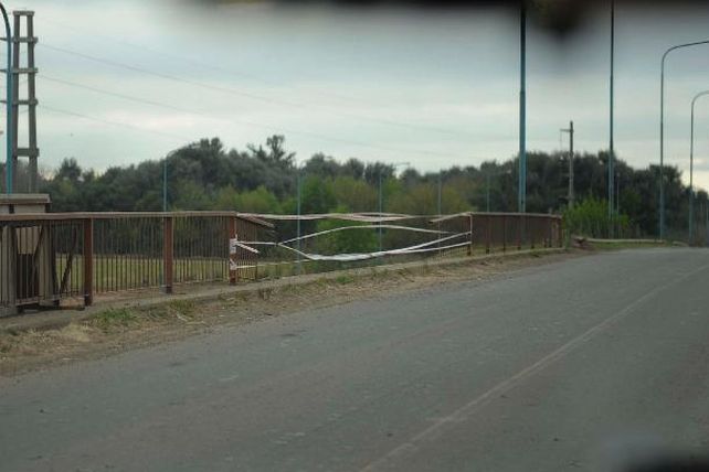 Tres muertos al caer un auto de un puente en la Autopista a Rosario
