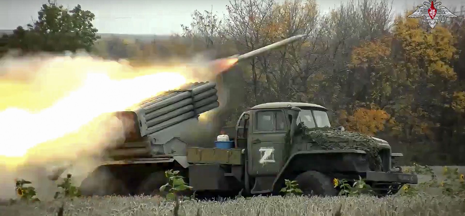 Foto publicada por el Servicio de Prensa del Ministerio de Defensa de Rusia, el martes 4 de octubre de 2022, muestra el lanzacohetes múltiple Grad del ejército ruso disparando cohetes contra las tropas ucranianas en un lugar no revelado.