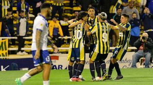 Todos los canallas festejan con&nbsp; Lovera el gol del empate.