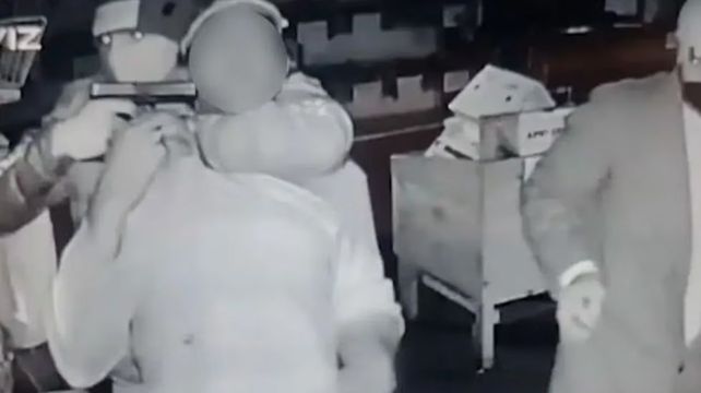 Un video registró cuando el encargado de una verdulería fue baleado en el cuello por asaltantes que ingresaron en el comercio con intención de robo.&nbsp; 