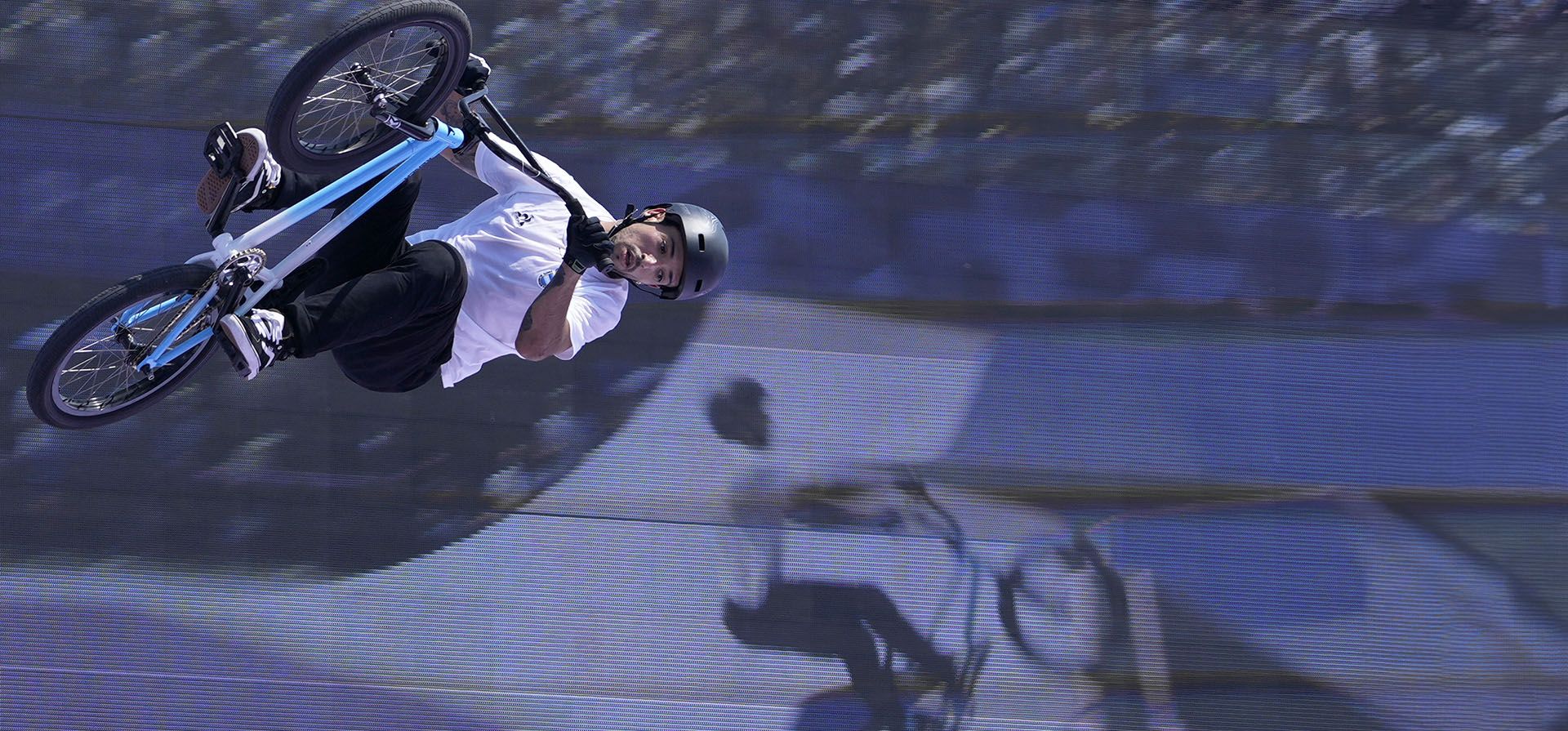 El argentino Gil José Torres realiza un truco frente a una pantalla de video durante la final masculina de BMX estilo libre en los Juegos Olímpicos de Verano de 2024, el miércoles 31 de julio de 2024, en París, Francia. (Foto AP/Frank Franklin II) El argentino Gil José Torres realiza un truco frente a una pantalla de video durante la final masculina de BMX estilo libre en los Juegos Olímpicos de Verano de 2024, el miércoles 31 de julio de 2024, en París, Francia. (Foto AP/Frank Franklin II)