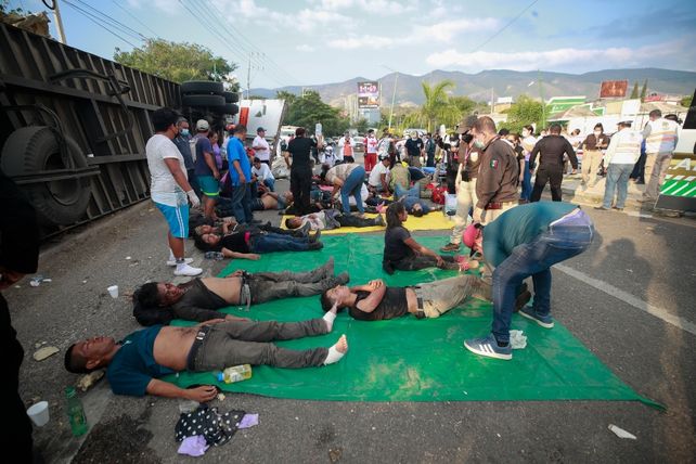 Unos 55 migrantes muertos al volcar un tráiler en México