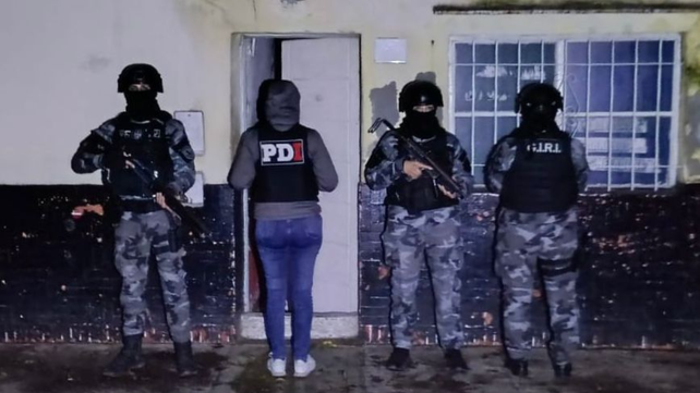 Balaceras en Tablada. Personal policial en uno de los domicilios allanados este martes.