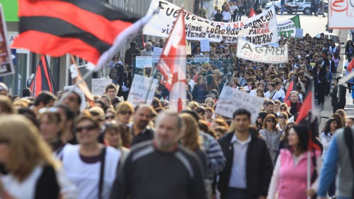 Los docentes comienzan el paro con una movilización a Casa de Gobierno