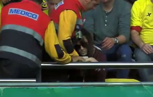 El crack rosarino le dio un tremendo pelotazo a una fan de Villarreal que quedó nocaut