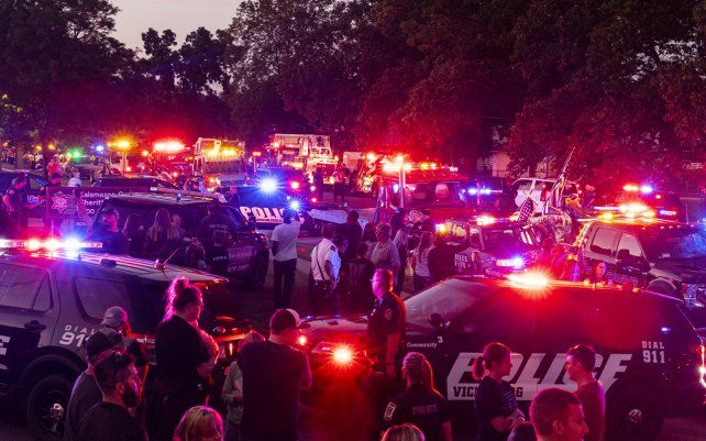 Un oficial en Michigan murió después de ser herido durante una persecución con un pistolero. Los agentes detuvieron al sospechoso en una estación de servicio cercana al hecho, encontrándole el arma homicida.