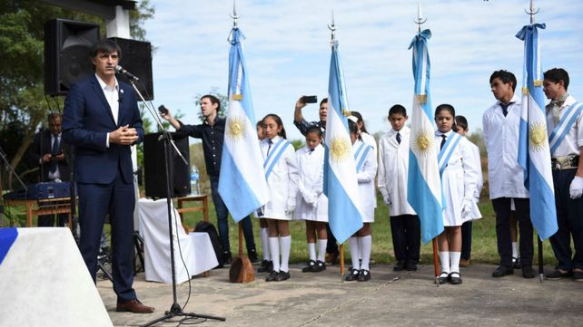 Esteban Bullrich inauguró obras en una escuela en Corrientes.