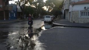 Reclamos de vecinos: pérdidas de agua y un auto estacionado desde 2014