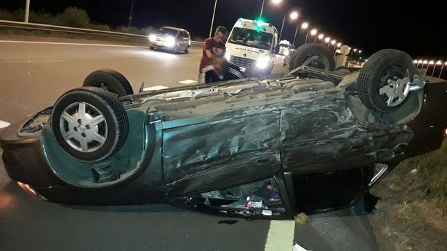 Un hombre fue hospitalizado luego de chocar dos autos en la ruta nacional 14