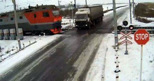El impactante video del potente choque entre un camión y dos trenes en Rusia