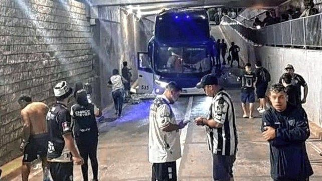 Micro que trasladó hinchas de Chaco For Ever quedó incrustado en un paso bajo nivel