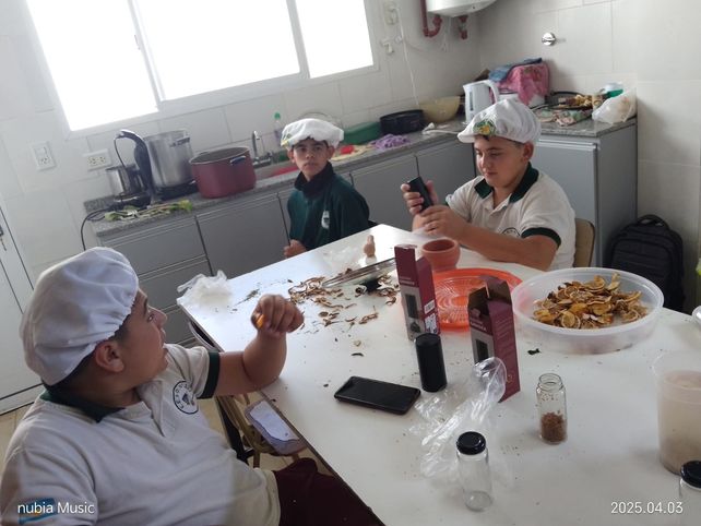 Las Petacas: con el excedente de huertas y frutales, fabrican jugos y sopas saludables
