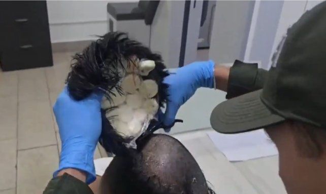 Personal de la Policía Antinarcóticos de Colombia descubre la narcopeluca.
