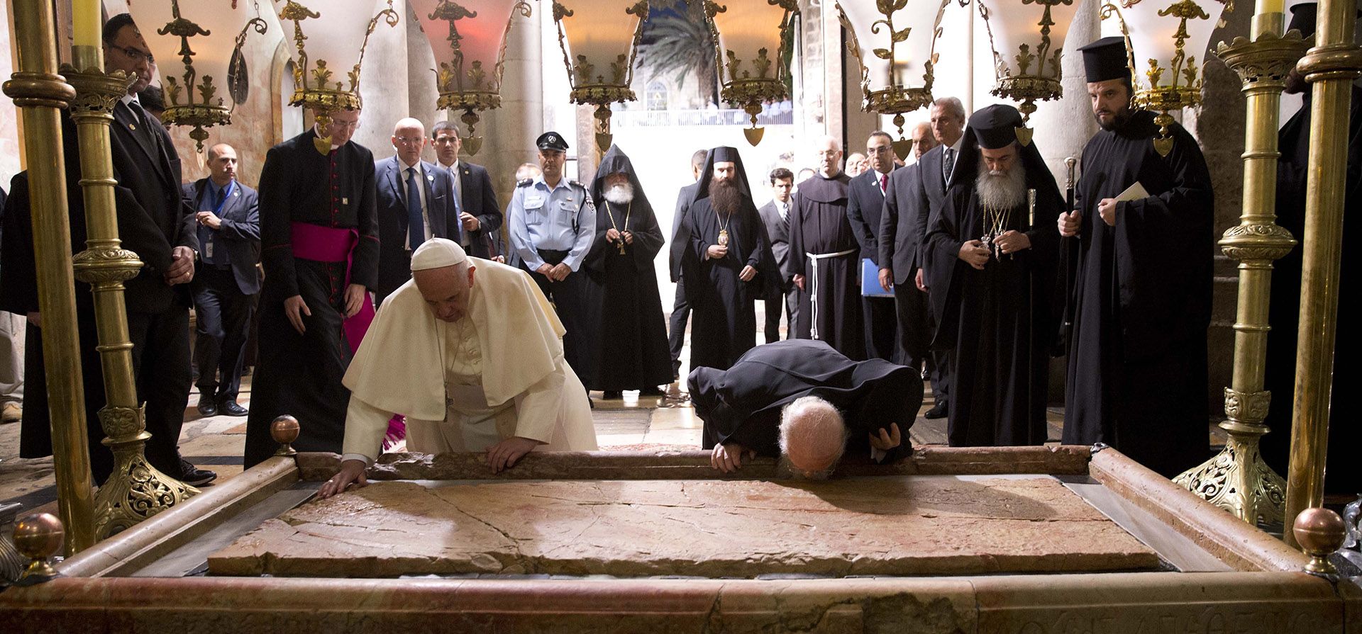 El papa Francisco y el patriarca de Constantinopla, Bartolomé, se arrodillan para besar la Piedra de la Unción, considerada tradicionalmente como la piedra donde se preparó el cuerpo de Jesús para su sepultura, en la Iglesia del Santo Sepulcro, en Jerusalén, Israel, el domingo 25 de mayo de 2014. (Foto AP/Andrew Medichini, Pool, archivo) El papa Francisco y el patriarca de Constantinopla, Bartolomé, se arrodillan para besar la Piedra de la Unción, considerada tradicionalmente como la piedra donde se preparó el cuerpo de Jesús para su sepultura, en la Iglesia del Santo Sepulcro, en Jerusalén, Israel, el domingo 25 de mayo de 2014. (Foto AP/Andrew Medichini, Pool, archivo)