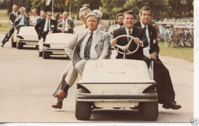 Reagan conduce un carrito de golf poco antes de abandonar el poder. Jerry Parr es el de la derecha.