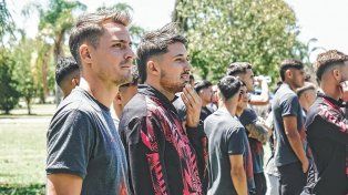 Los jugadores de Colón se acercaron a saludar a los hinchas que fueron al predio 4 de Junio.