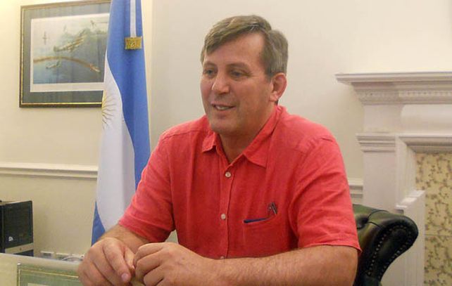 Guastalla en la Embajada argentina en Londres. Aún recuerda con todo detalle cuando la explosión de una bomba casi lo mata.