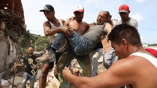 La Guaira. Un grupo de vecinos rescatan a un hombre de un edificio colapsado. Familiares y vecinos participan de la desesperada búsqueda de víctimas atrapadas